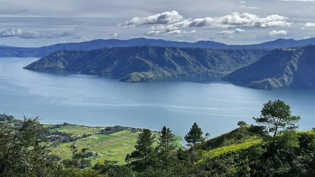 From Volcanoes to Vistas: The Essential Things to Do in Indonesia